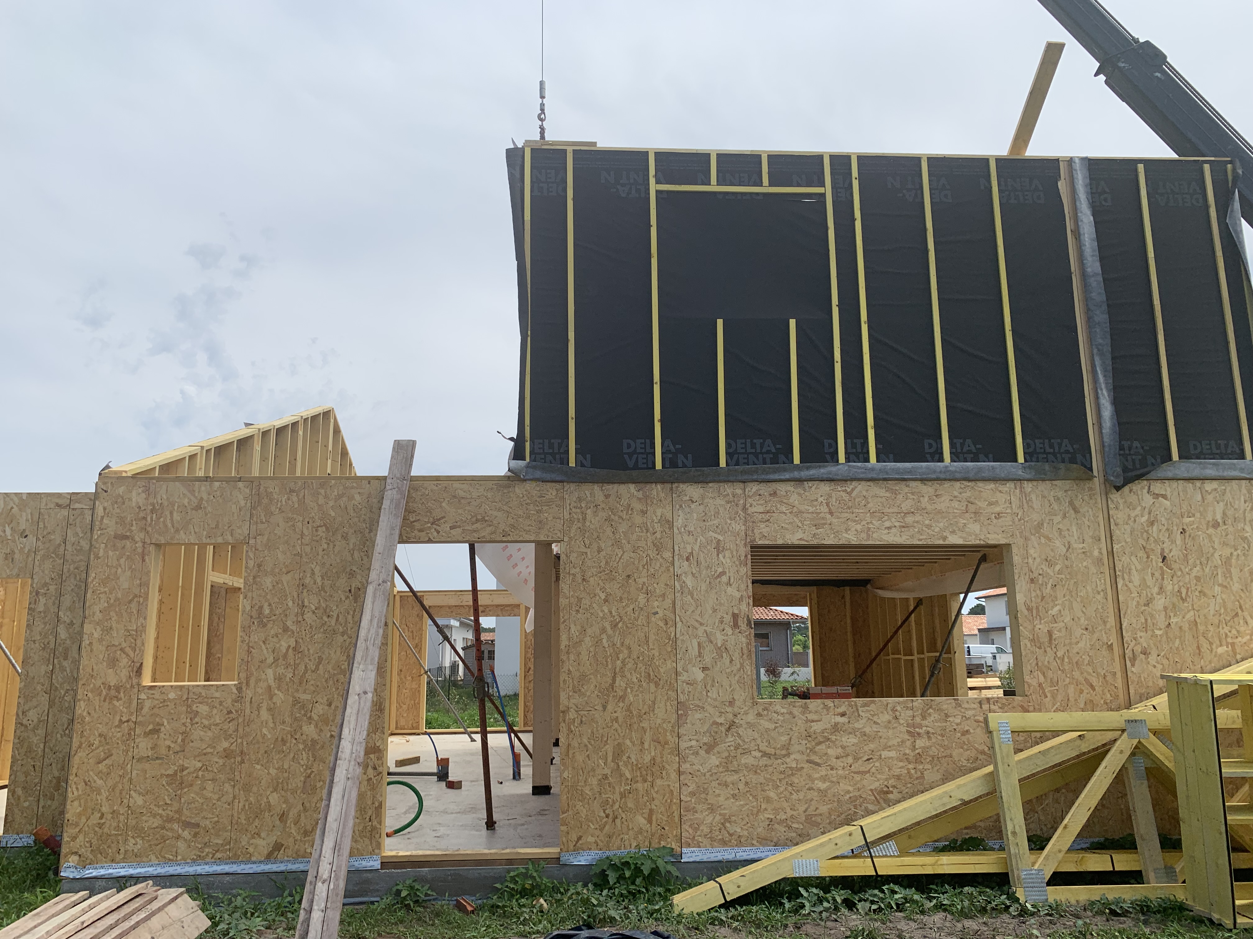 Photo d’une maison en bois en train de se construire